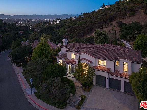 4th image of 3686 Benedict Canyon Ln