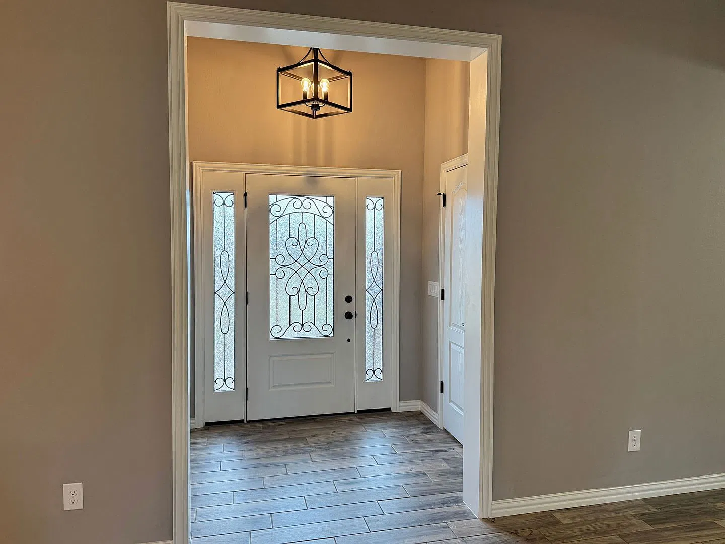 Spacious 4 bed, 2 bath brick home with 2-car garage in Stone Lake Estates! — Photo 3