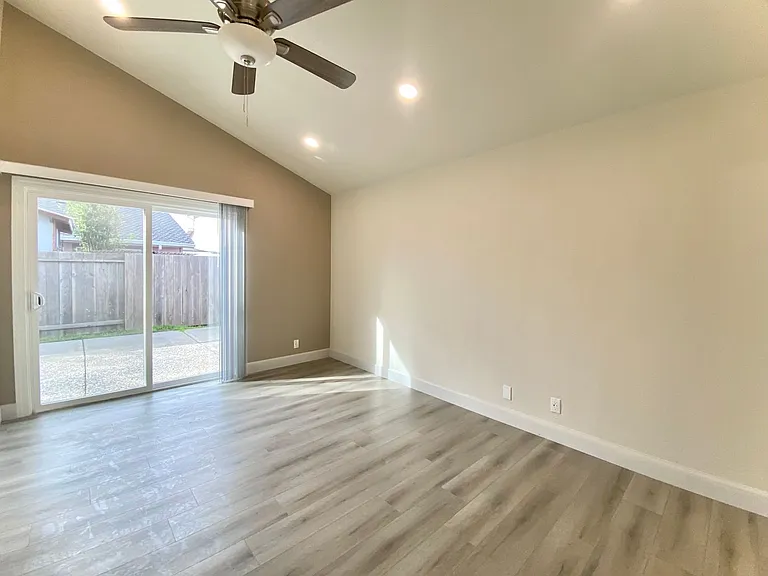 34323 Russell Ct — Photo 12
