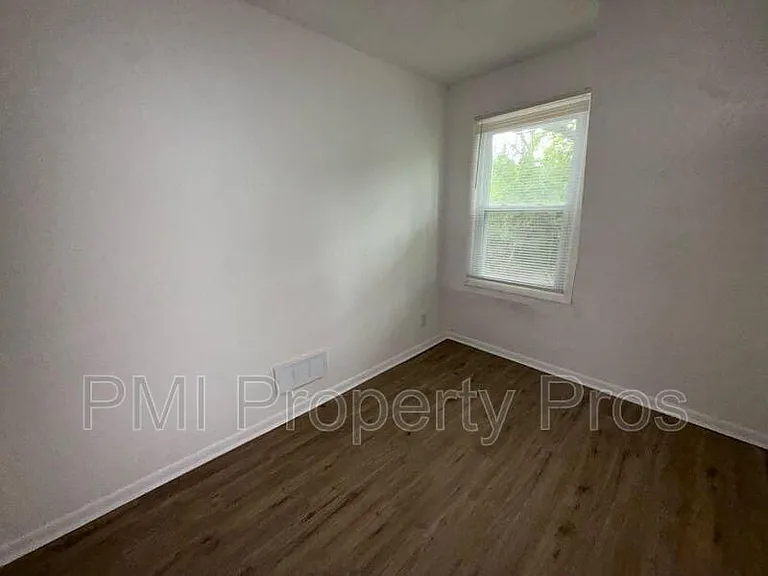 9031A N 95th St — Photo 12