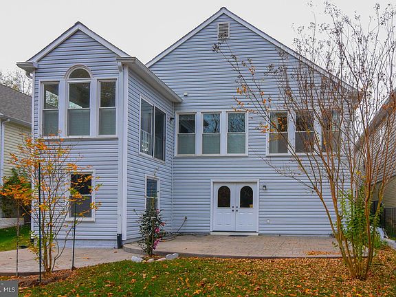 4th image of 348 Bridgewater Cir