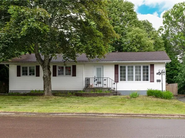307 Roberval St, Dieppe, NB E1A 4V3