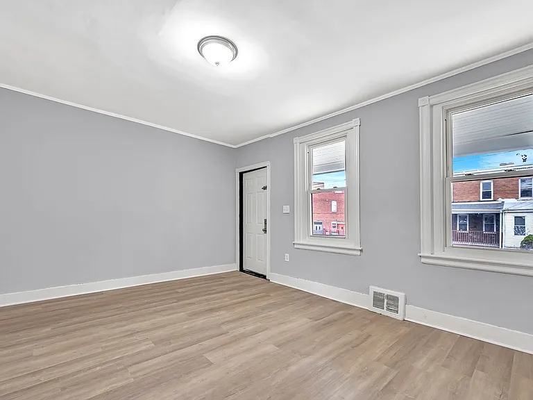21 Adella Ave — Photo 4