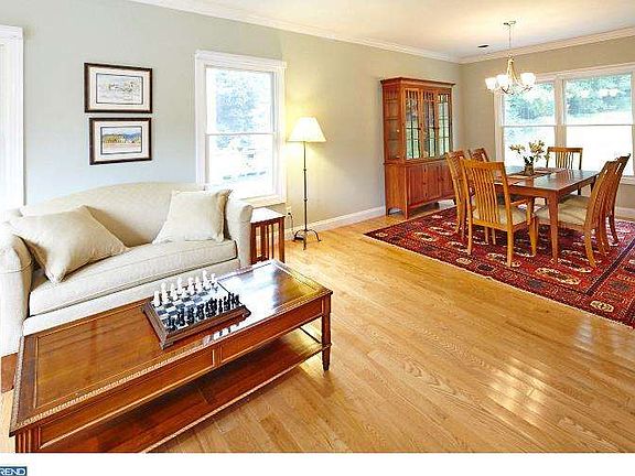 3rd image of 5 Canterbury Dr