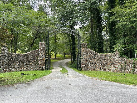 4th image of 201 Park Dr