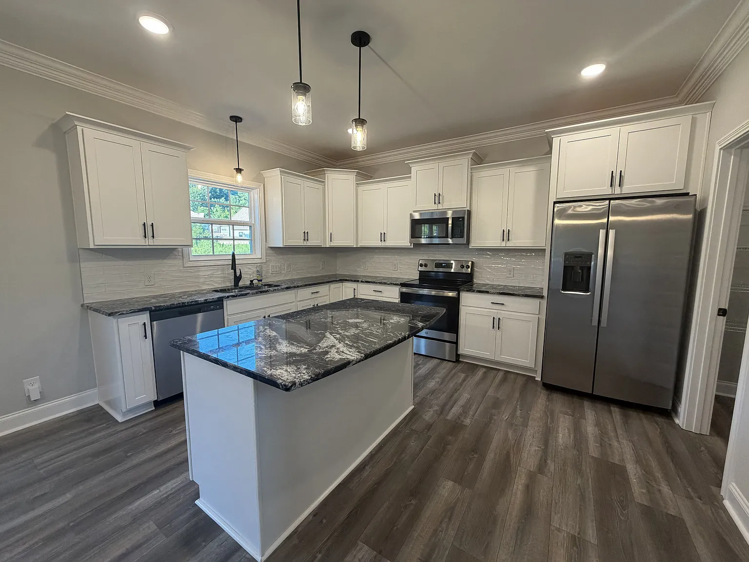 3 bed, 2.5 bath, 2200 sqft, $2,000 — Photo 4