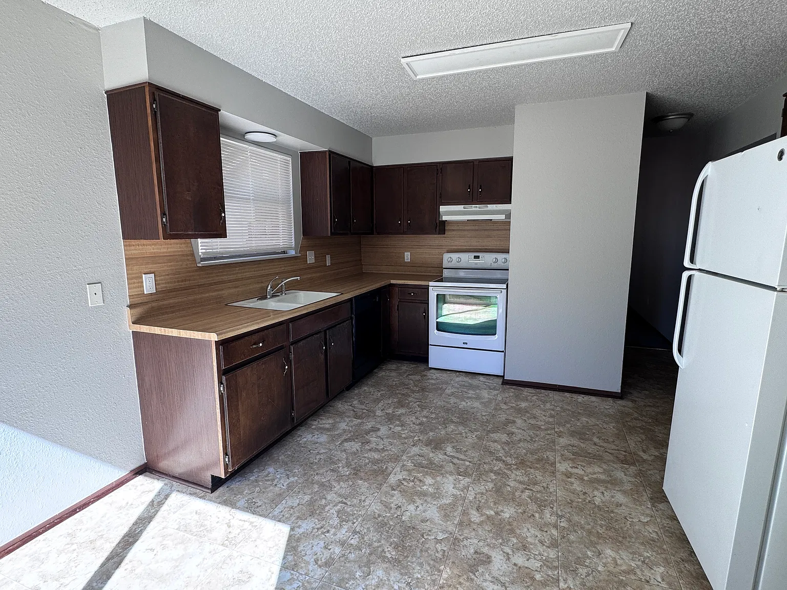 2 bed, 975 sqft, $1,200 — Photo 3
