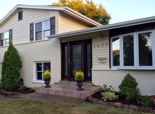 1407 W Willow Ln, Mount Prospect, IL