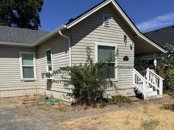 704 SW K St, Grants Pass, OR 97526