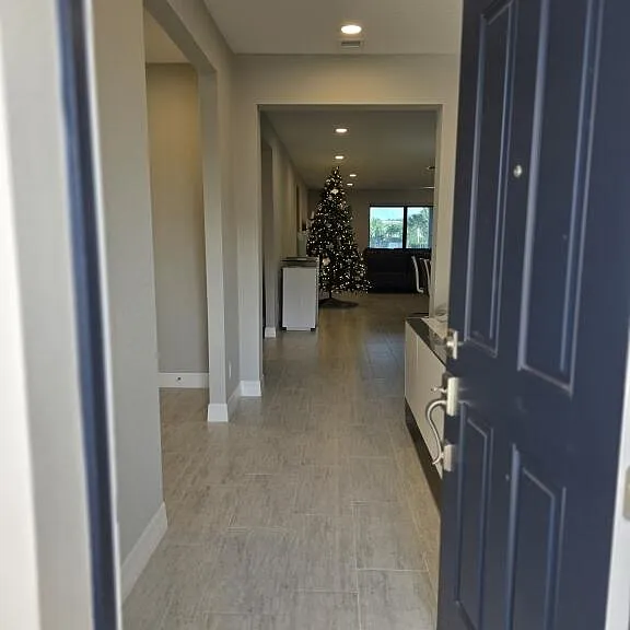 527 SE Vallarta Dr — Photo 3