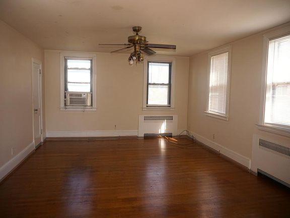 3rd image of 1022 W 48th St