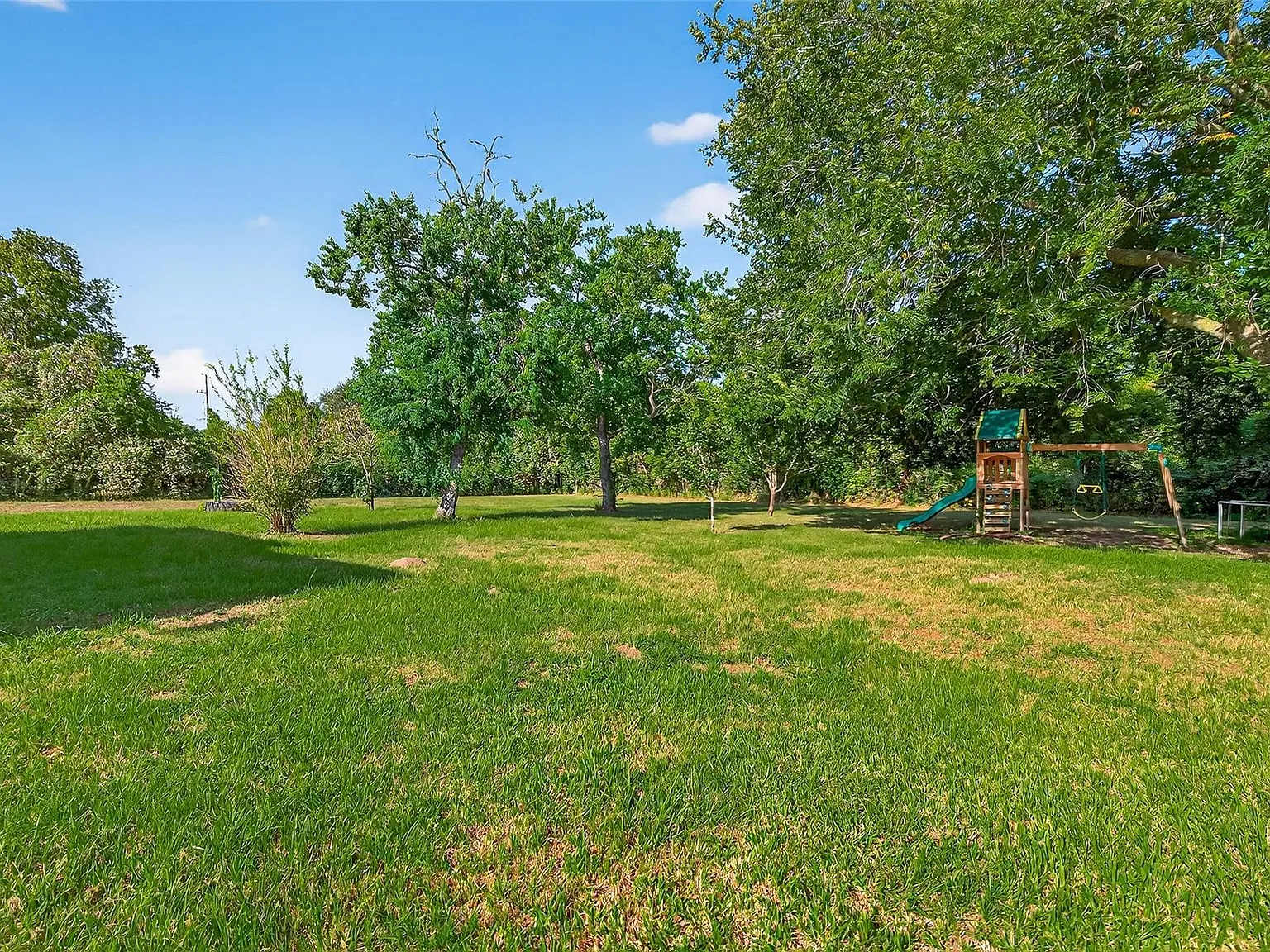 3 bed, 2.0 bath, 1513 sqft, $5,000 — Photo 2