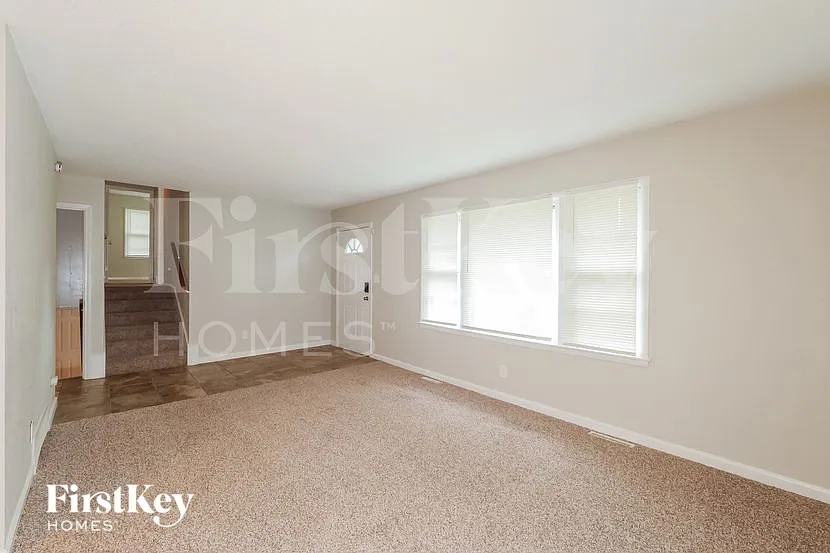 5 bed, 3.0 bath, 1801 sqft, $2,470 — Photo 2
