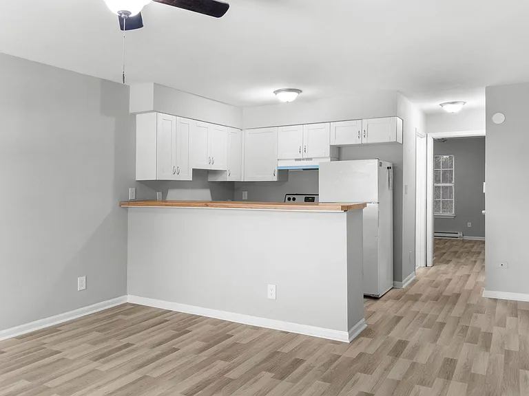 1129 Green St #8 — Photo 6