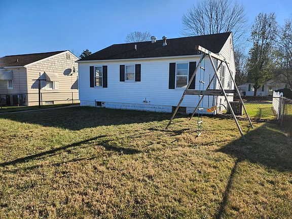 3rd image of 407 W Hubert Ave