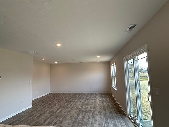 4th image of 24482 Kercheval St