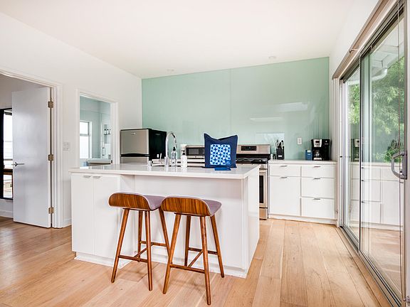 5th image of 607A Westminster Ave