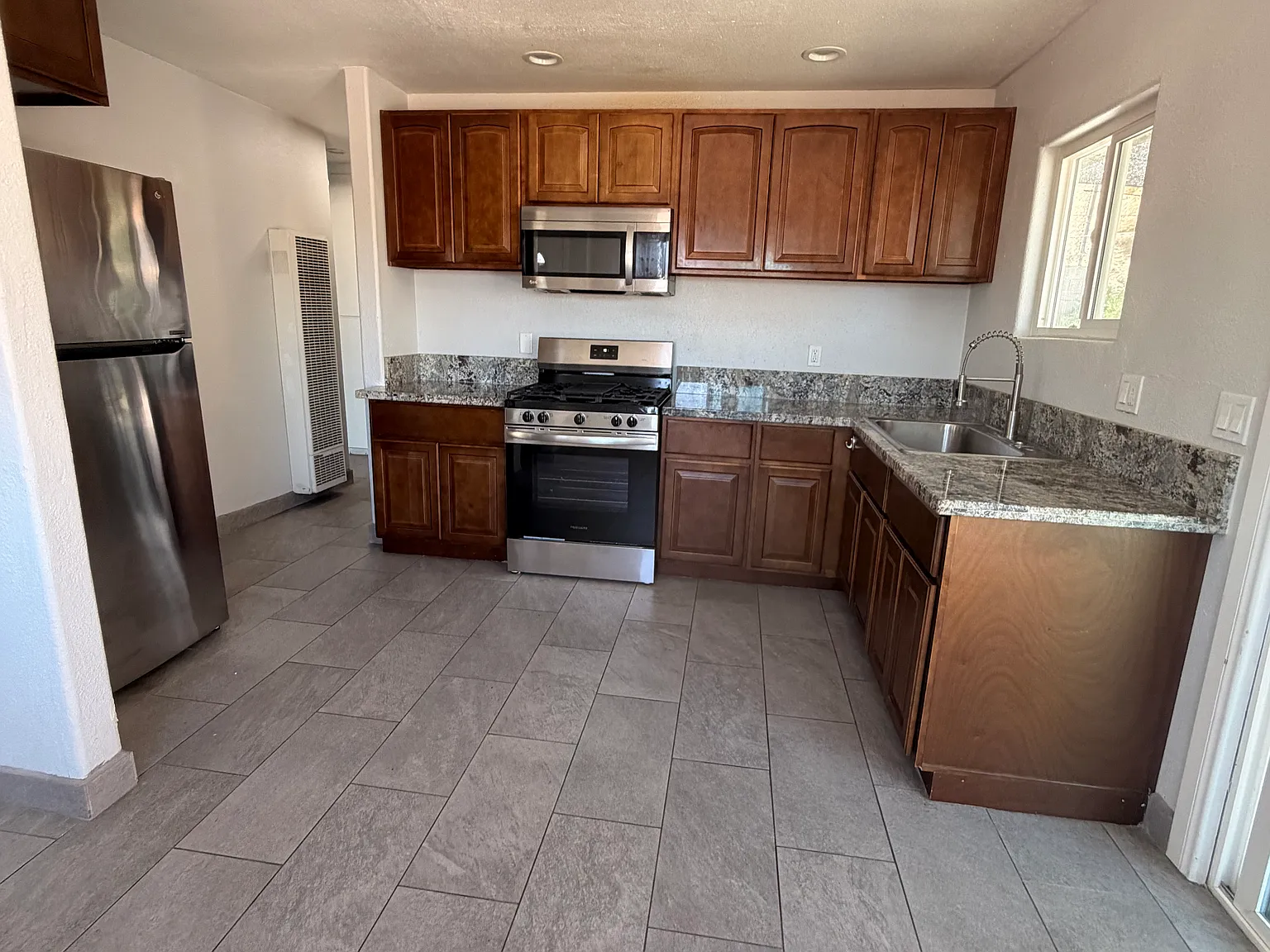 3 bed, 1122 sqft, $3,650 — Photo 4