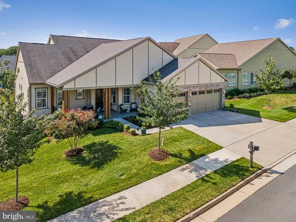 102 Phoebe Ct, Lake Frederick, VA 22630