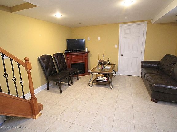 3rd image of 26 Cloverdale Ave