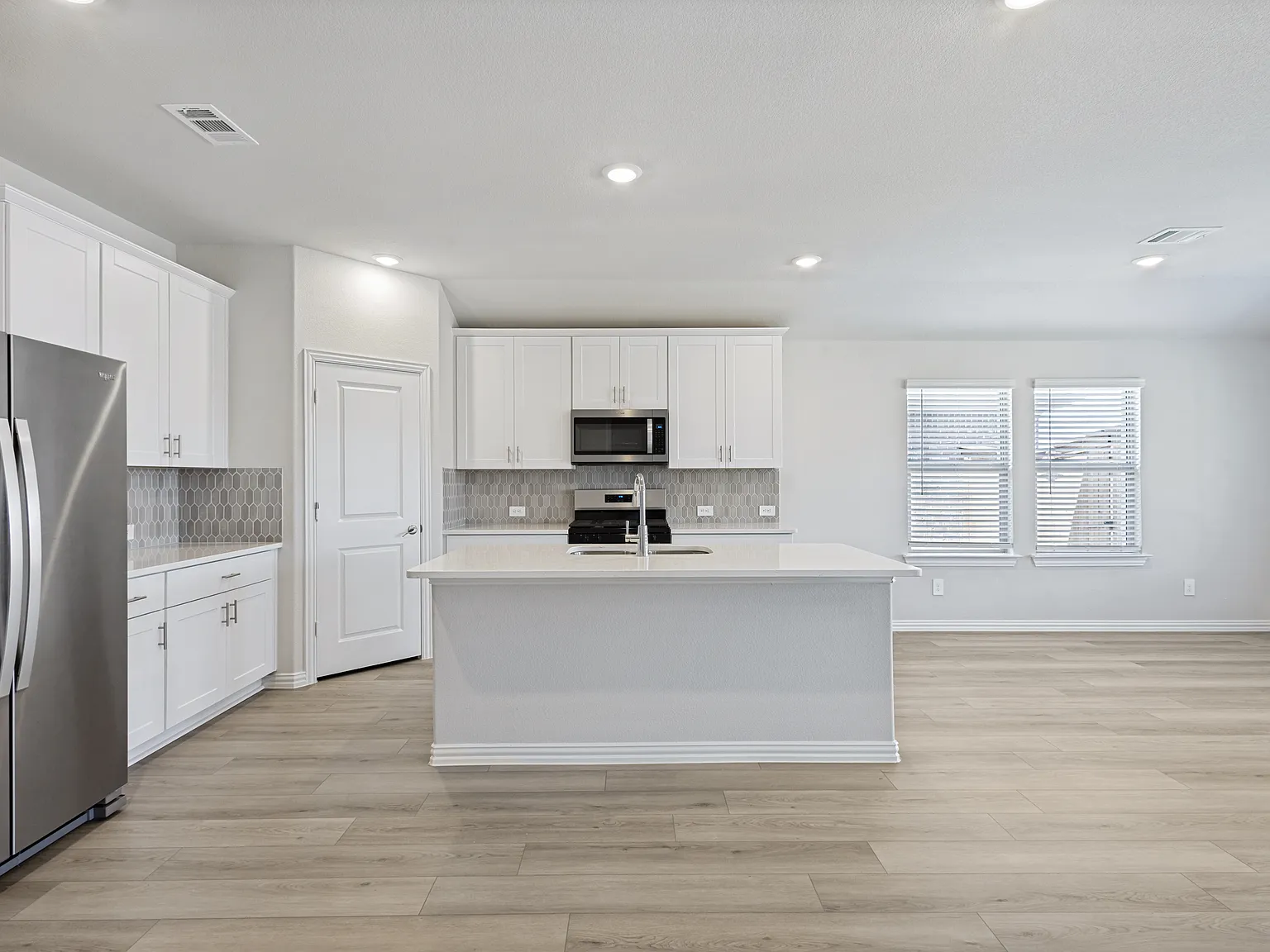 4 bed, 2059 sqft, $2,500 — Photo 4