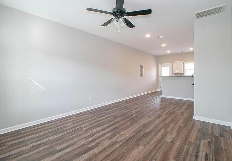 1115-E4 Hillwood Dr — Photo 2