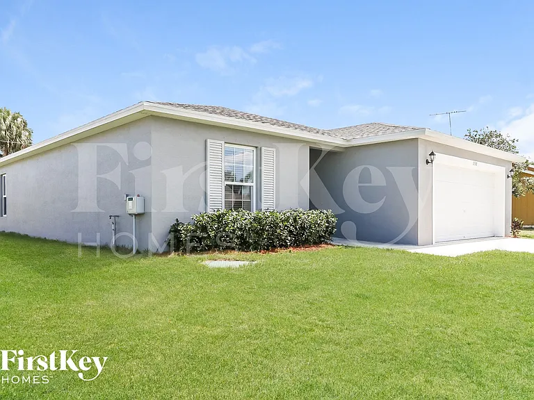 1158 SW Eleuthera Ave — Photo 2