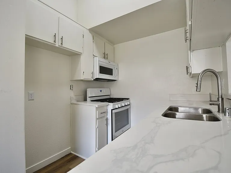 21018 Gresham St — Photo 7