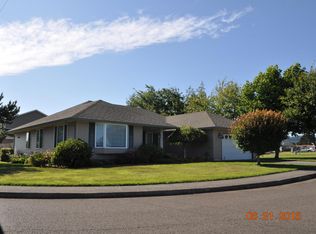 450 Colonial Ct, Tillamook, OR 97141