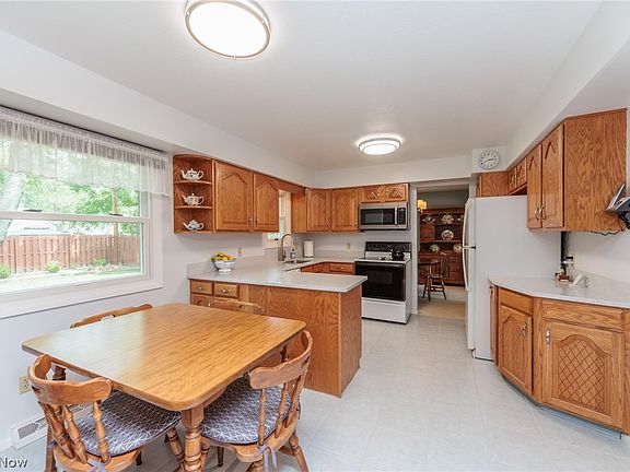 5th image of 457 Edgewood Cir