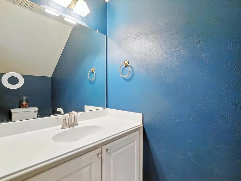10222 Thornmont Ln — Photo 23