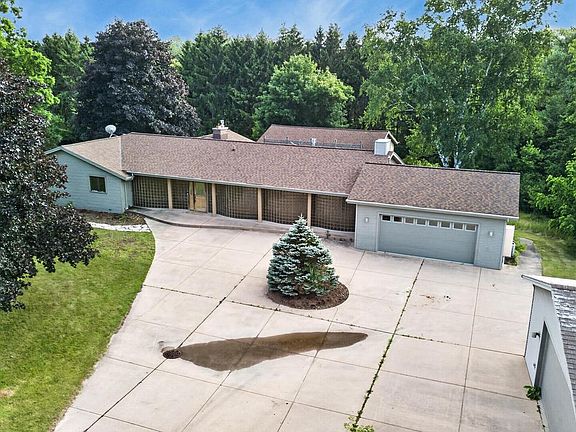 3rd image of W2179 Shamrock DRIVE