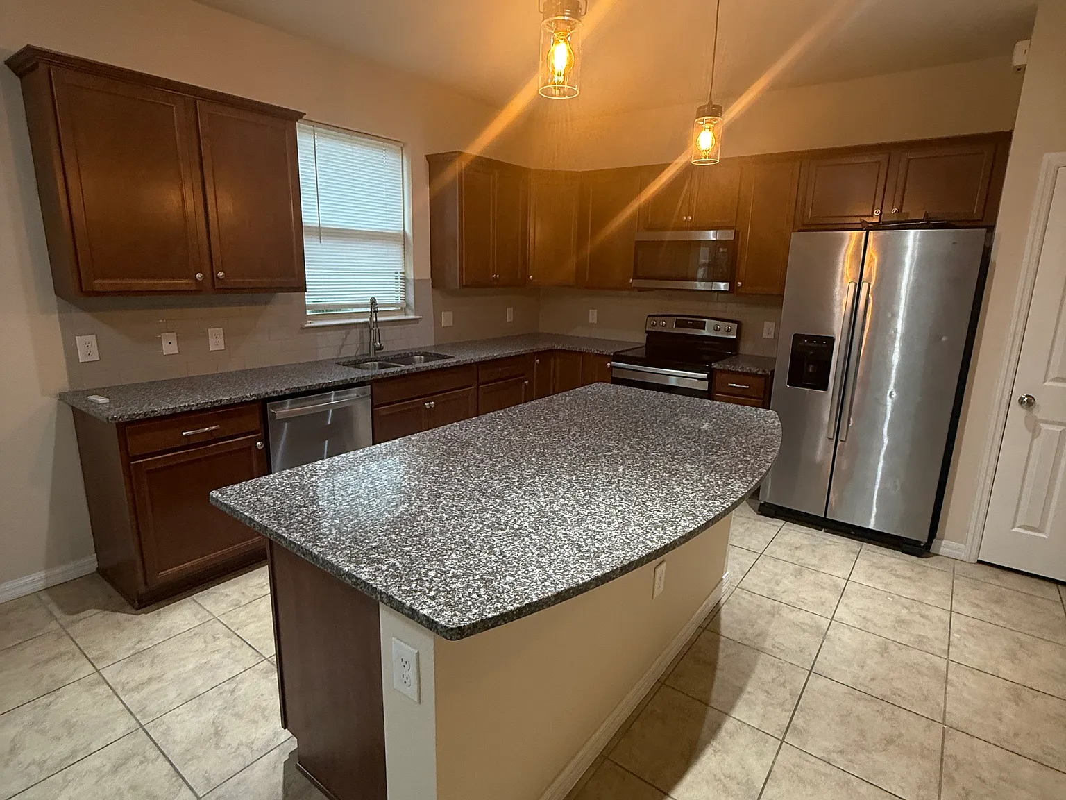 4 bed, 1972 sqft, $2,500 — Photo 3