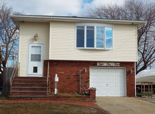 842 Ocean St, Lindenhurst, NY 11757