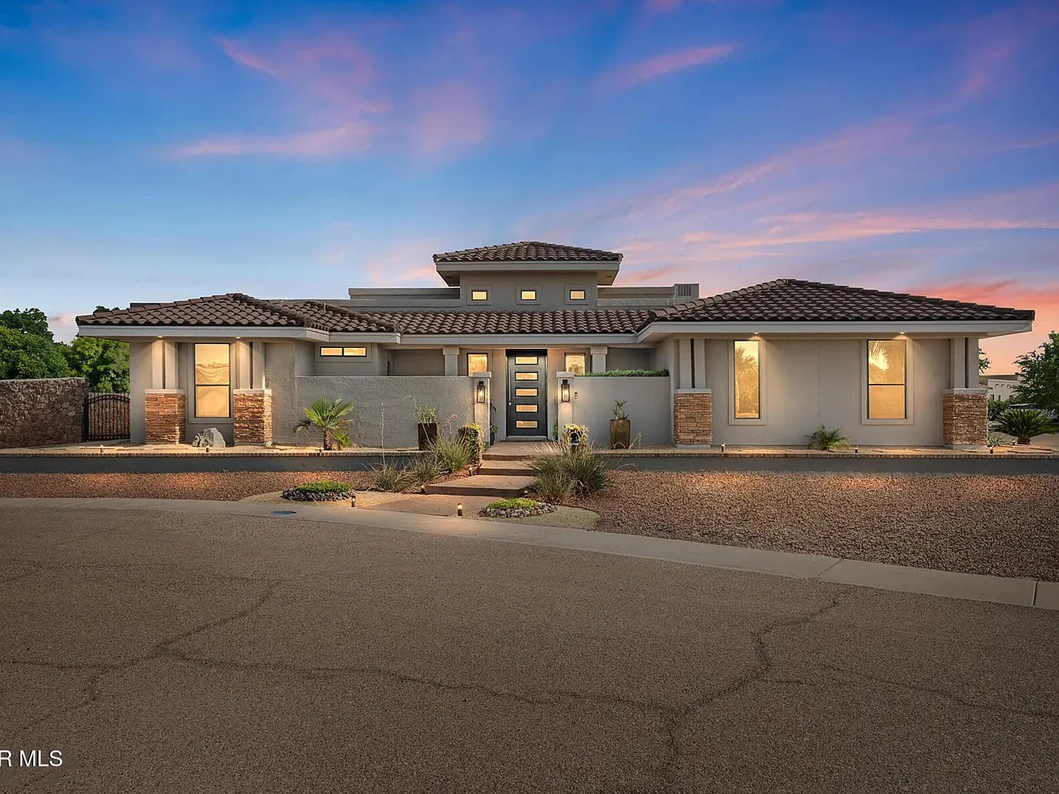 5 bed, 4.0 bath, 2933 sqft — Photo 1