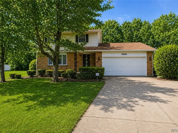 6888 Joanne Cir N, Niagara Falls, NY 14304