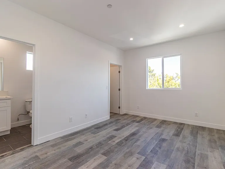 5142 Riverton Ave — Photo 14