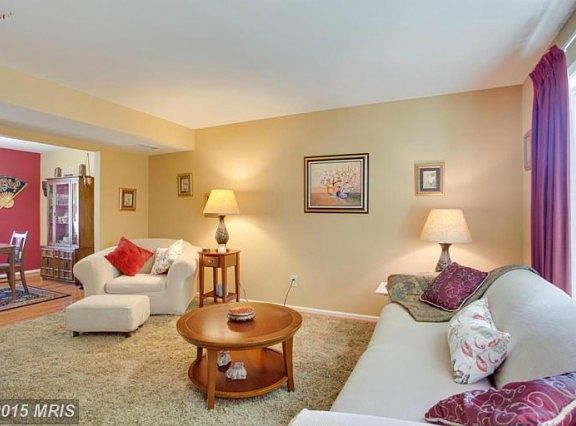 3rd image of 910 Sherwood Ct
