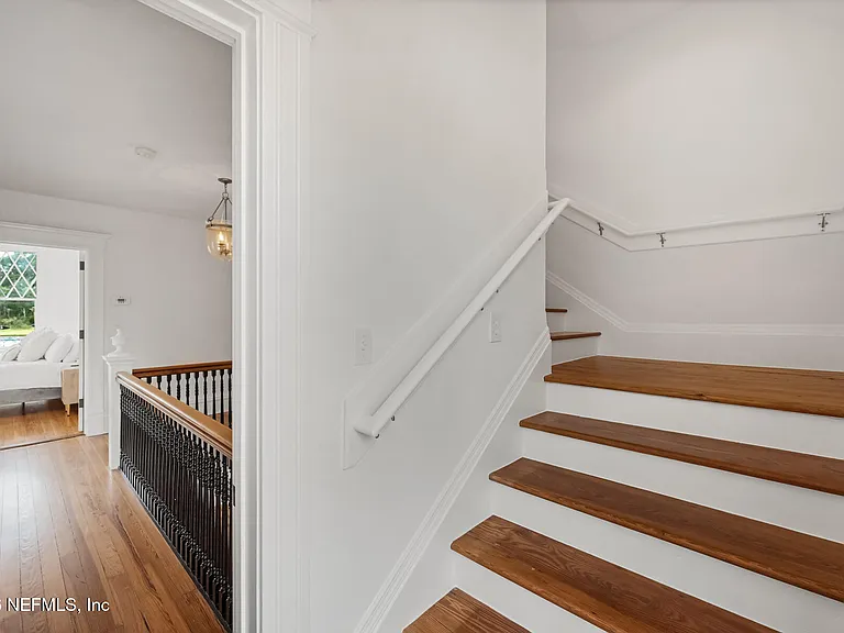 289 N Roscoe Blvd — Photo 31