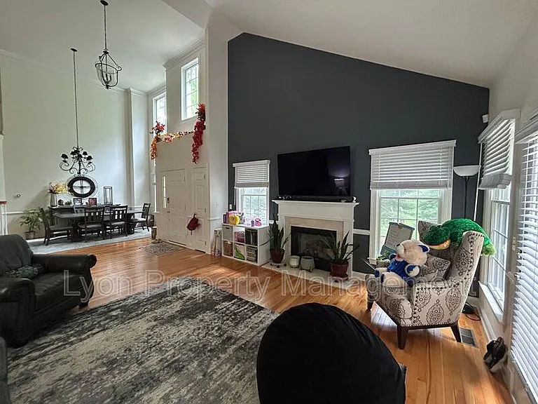 240 Sanctuary Dr — Photo 6