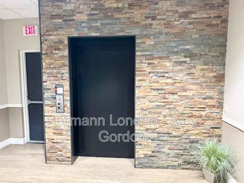 1 bed, 1.5 bath, 868 sqft, $1,795 — Photo 2