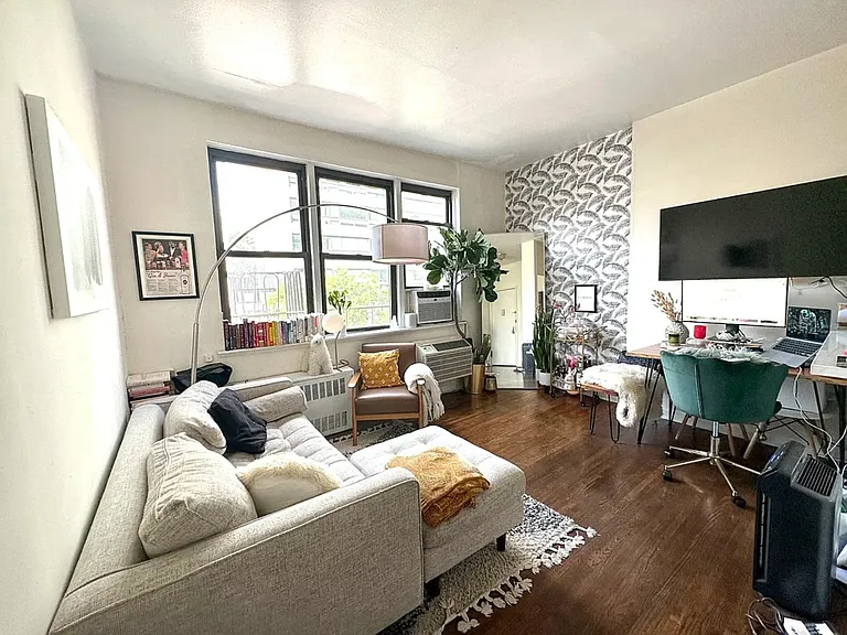 205 E 14th St #3B — Photo 1
