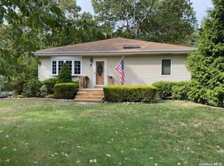 8 Maple Ave, Bellport, NY 11713