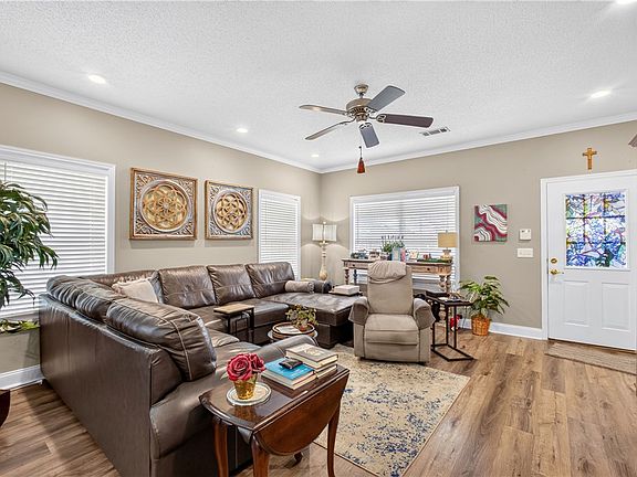 3rd image of 584 E Thach Ave