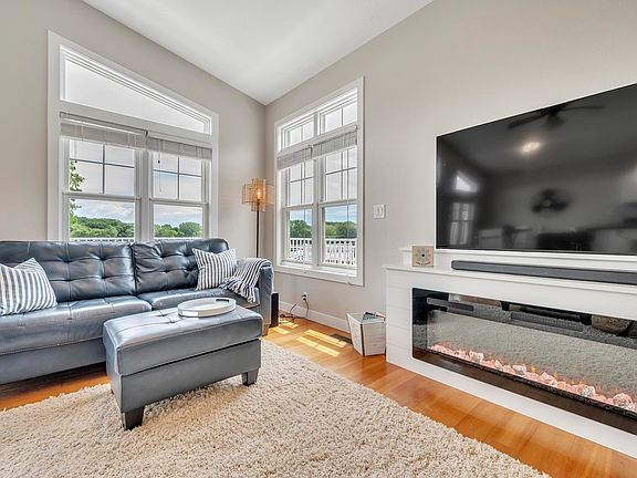 4th image of 179 E Broadway St #B5