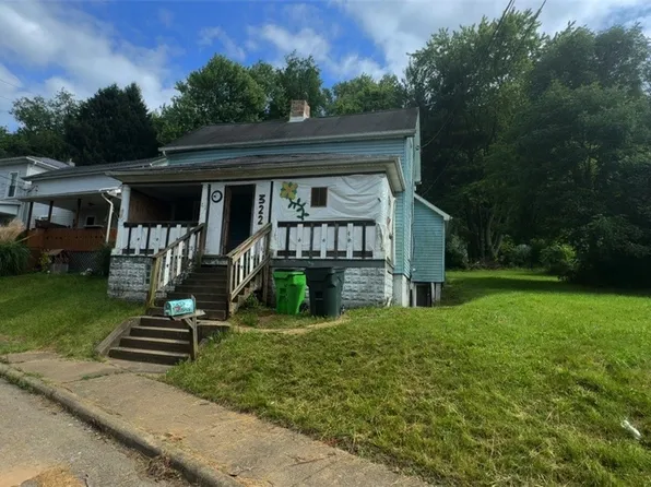 322 Deersville Ave, Uhrichsville, OH 44683