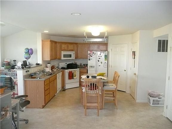 Eat In Kitchen W/Island