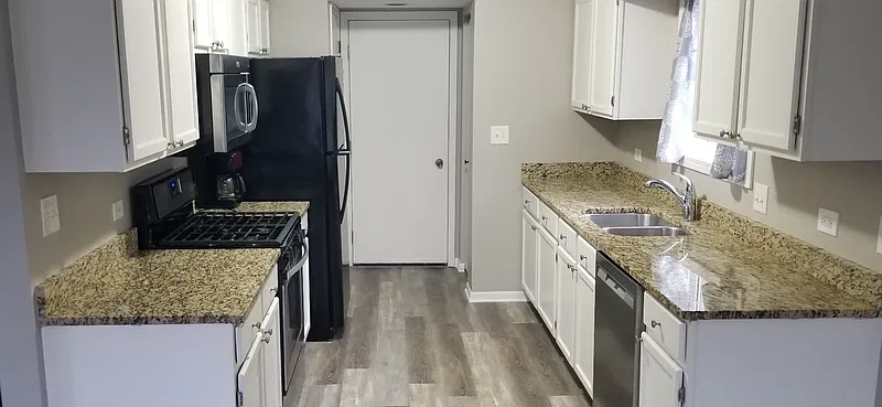 4 bed, 1.5 bath, 1600 sqft, $2,500 — Photo 2