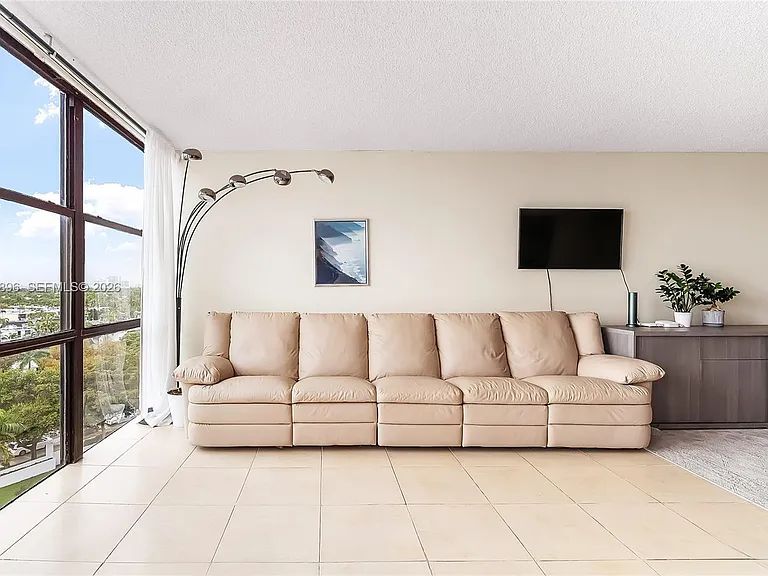 800 Parkview Dr #901 — Photo 10