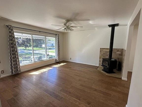 3rd image of 36050 Glen St